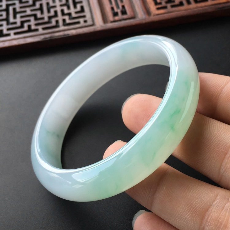 (超值推荐)糯冰种飘翠手镯(58.6mm)