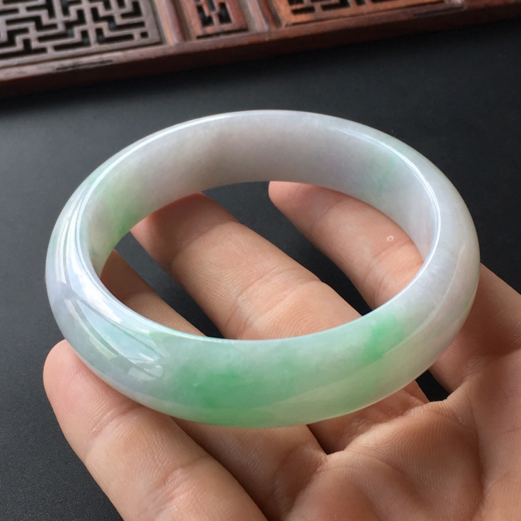 (超值推荐)糯冰种淡春带彩手镯(58mm)