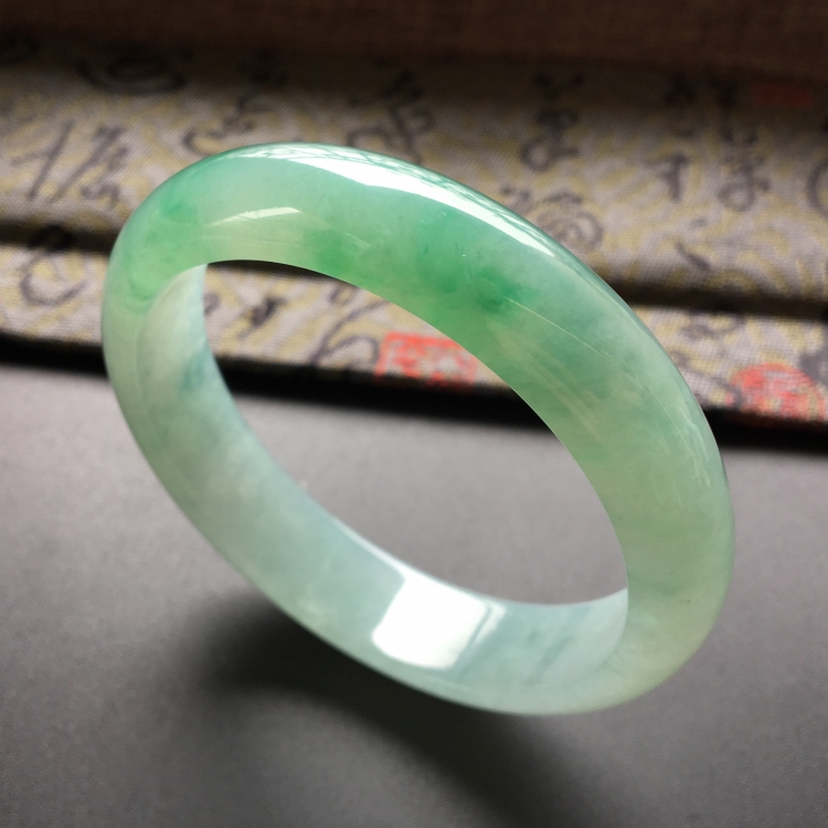 (超值推荐)糯冰种飘绿花手镯(55.7mm)