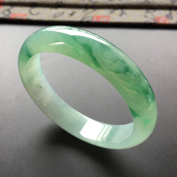 (超值推荐)糯冰种飘绿花手镯(56.5mm)