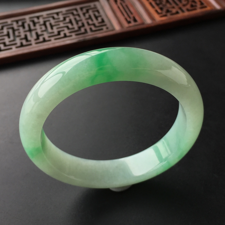 (超值推荐)糯冰种飘翠手镯(56.1mm)