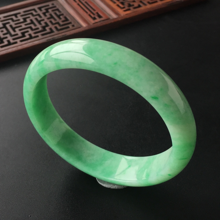 (超值推荐)糯冰种飘翠手镯(58.6mm)