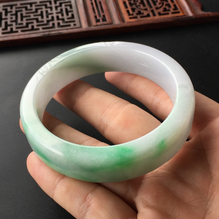(超值推荐)糯冰种飘翠仿古雕花方条镯(60.3mm)
