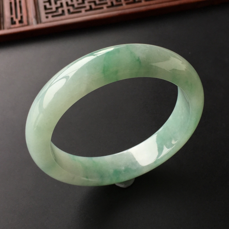 (超值推荐)糯冰种略飘翠手镯(57.7mm)