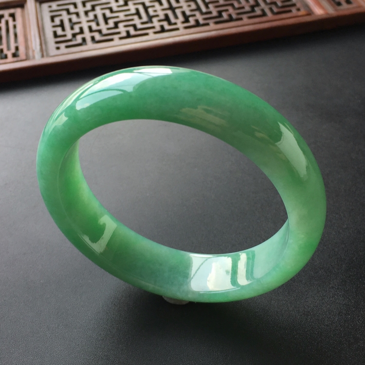 (超值推荐)糯冰种豆绿手镯(54.8mm)
