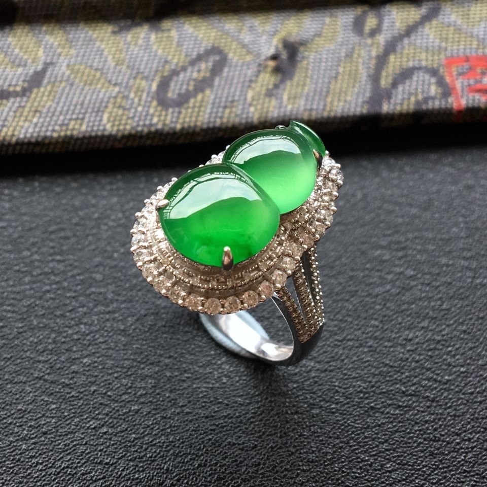 (超值推荐)冰种阳绿镶白金钻石葫芦戒指