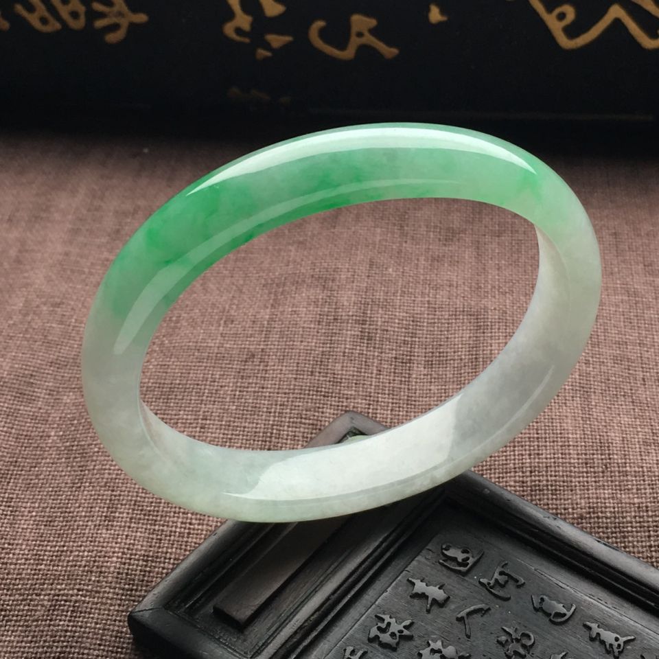 （超值推荐）糯冰种飘翠贵妃镯（53mm-44.8mm）