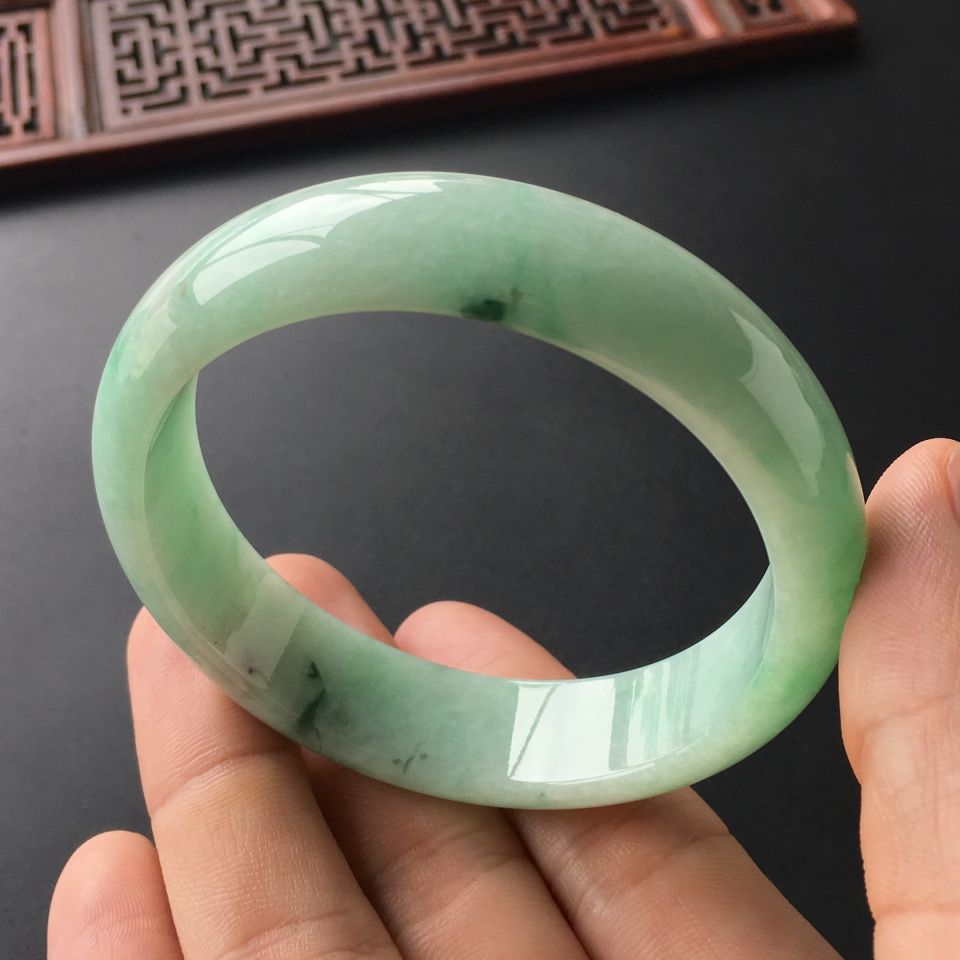 (超值推荐)糯冰种晴水略飘花手镯(56.6mm)