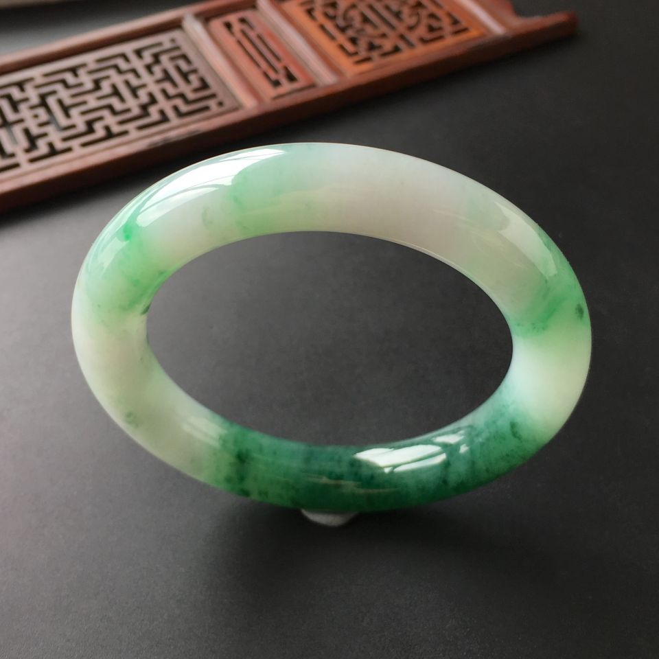 (超值推荐)糯冰种飘绿花圆条手镯(56mm)