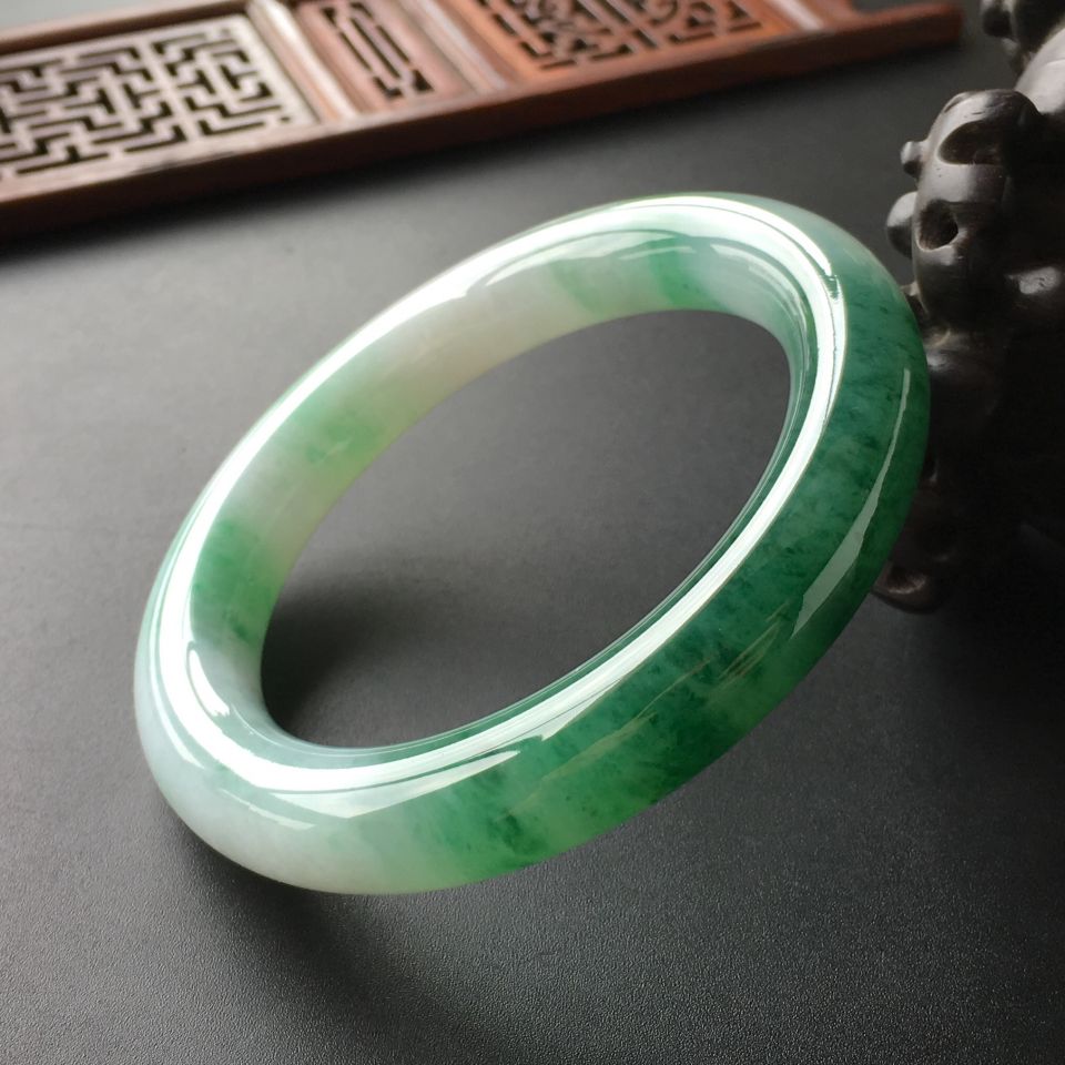 (超值推荐)糯冰种飘绿花圆条手镯(56mm)