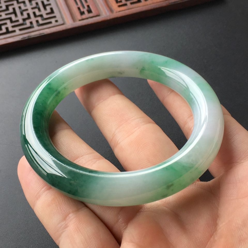 (超值推荐)糯冰种飘绿花圆条手镯(56mm)