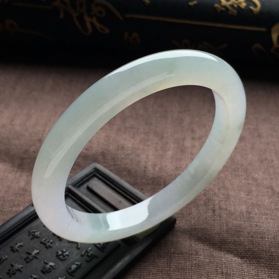 （超值推荐）糯冰种淡晴水手镯（57.9mm）