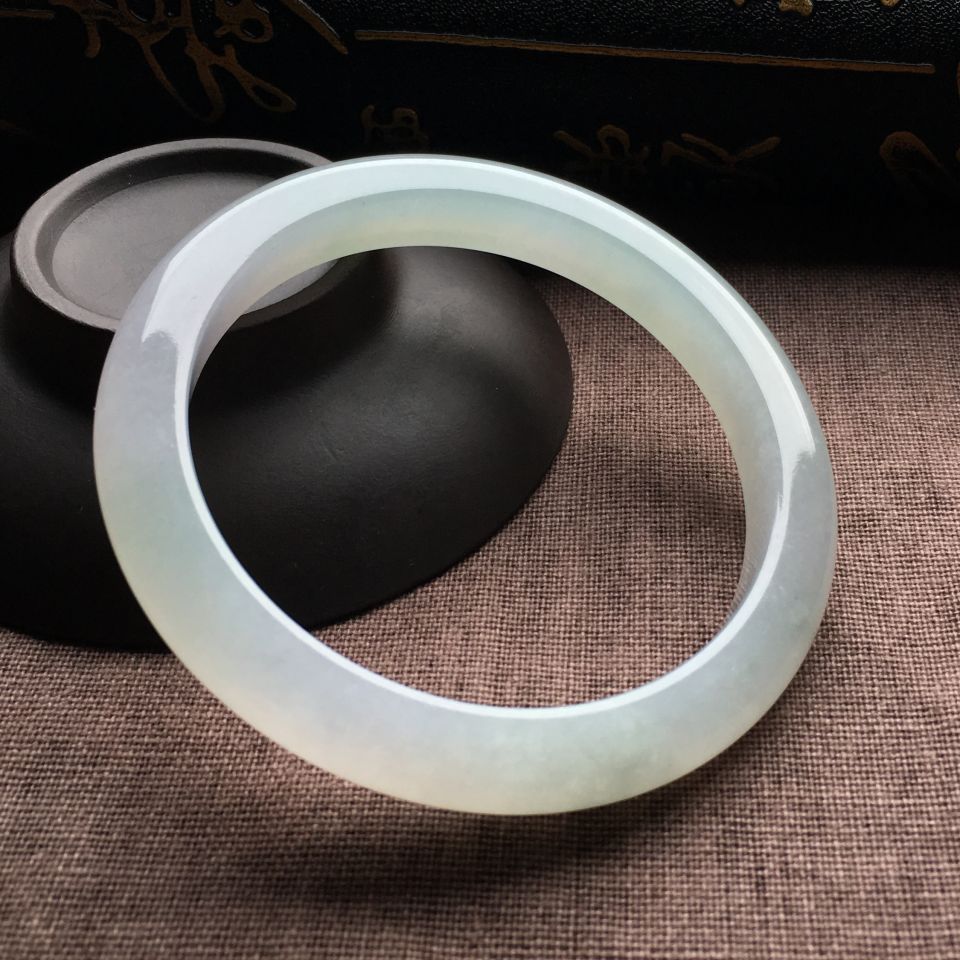 （超值推荐）糯冰种淡晴水手镯（57.9mm）