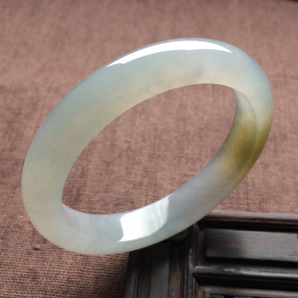 （超值推荐）糯冰种淡晴水略带黄翡手镯（55.7mm）