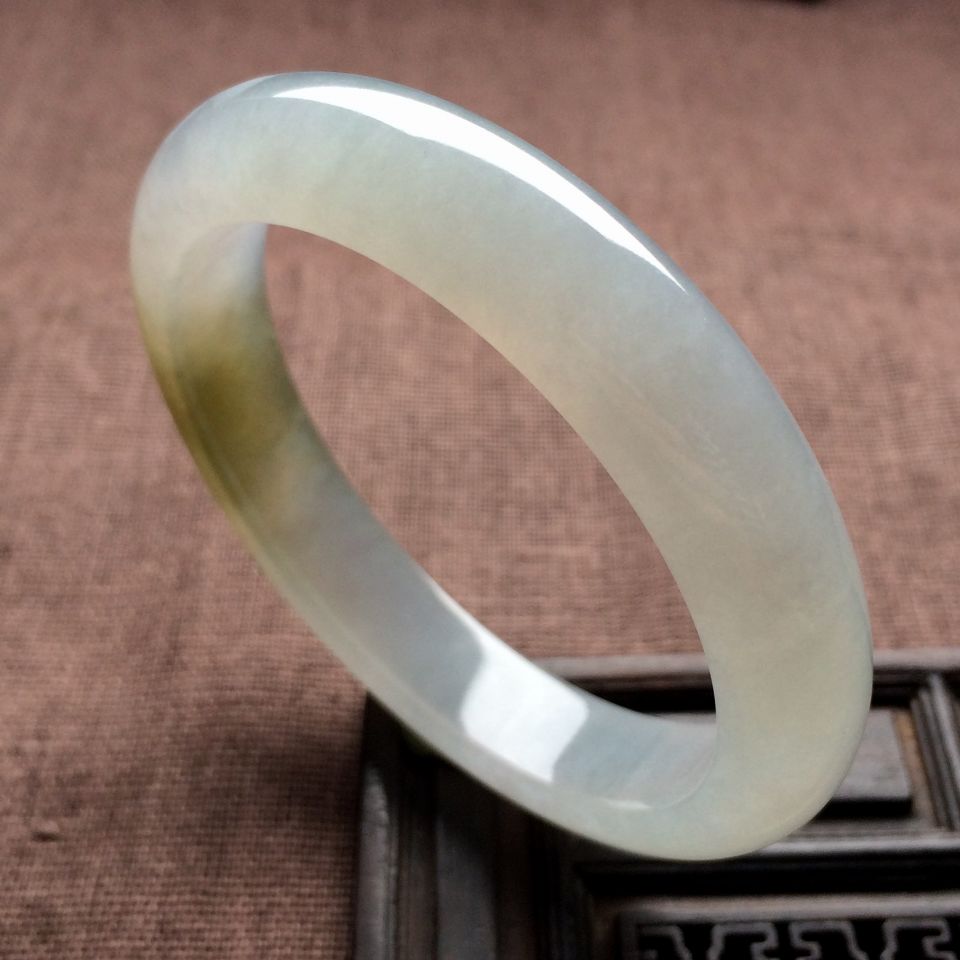 （超值推荐）糯冰种淡晴水略带黄翡手镯（55.7mm）