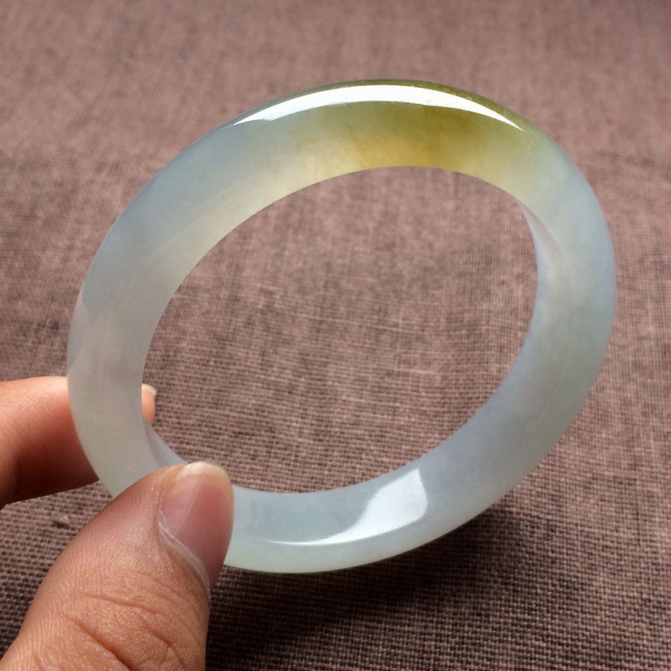 （超值推荐）糯冰种淡晴水略带黄翡手镯（55.7mm）