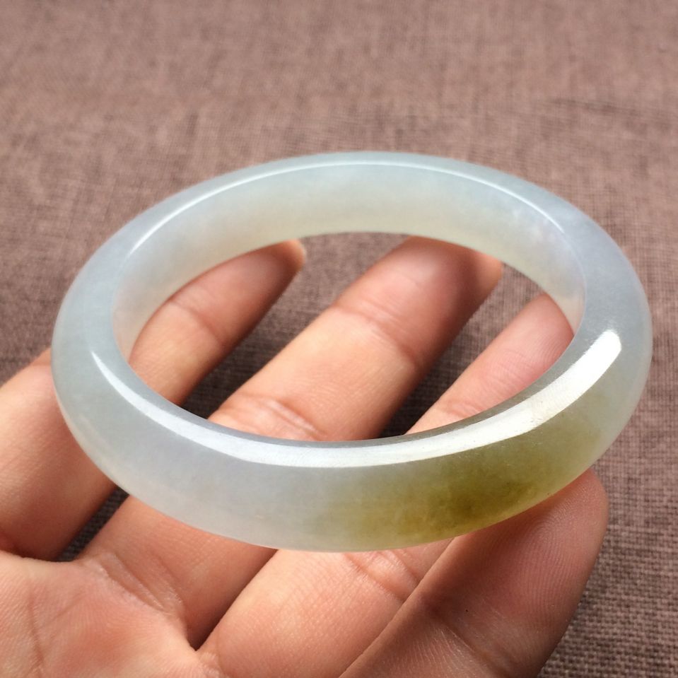（超值推荐）糯冰种淡晴水略带黄翡手镯（55.7mm）