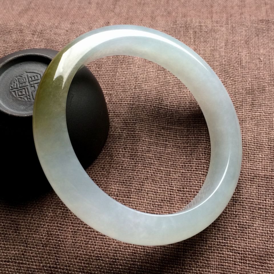 （超值推荐）糯冰种淡晴水略带黄翡手镯（55.7mm）