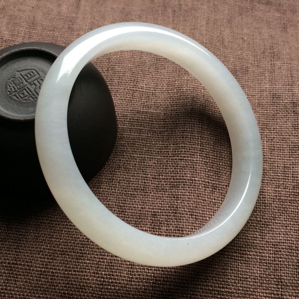 （超值推荐）糯冰种淡晴水手镯（56.7mm）