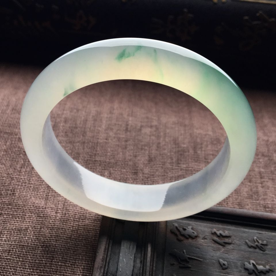 （超值推荐）冰种飘绿花手镯（57mm）