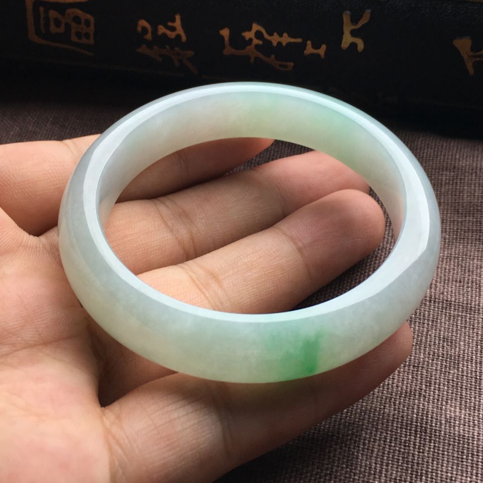 （超值推荐）糯冰种略飘翠手镯（54.1mm）