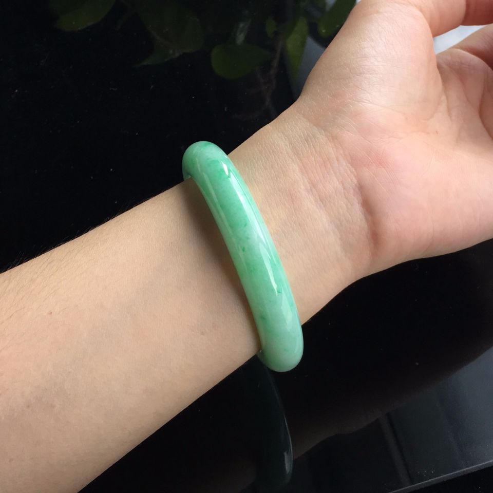 (超值推荐)糯冰种飘翠手镯(56.3mm)