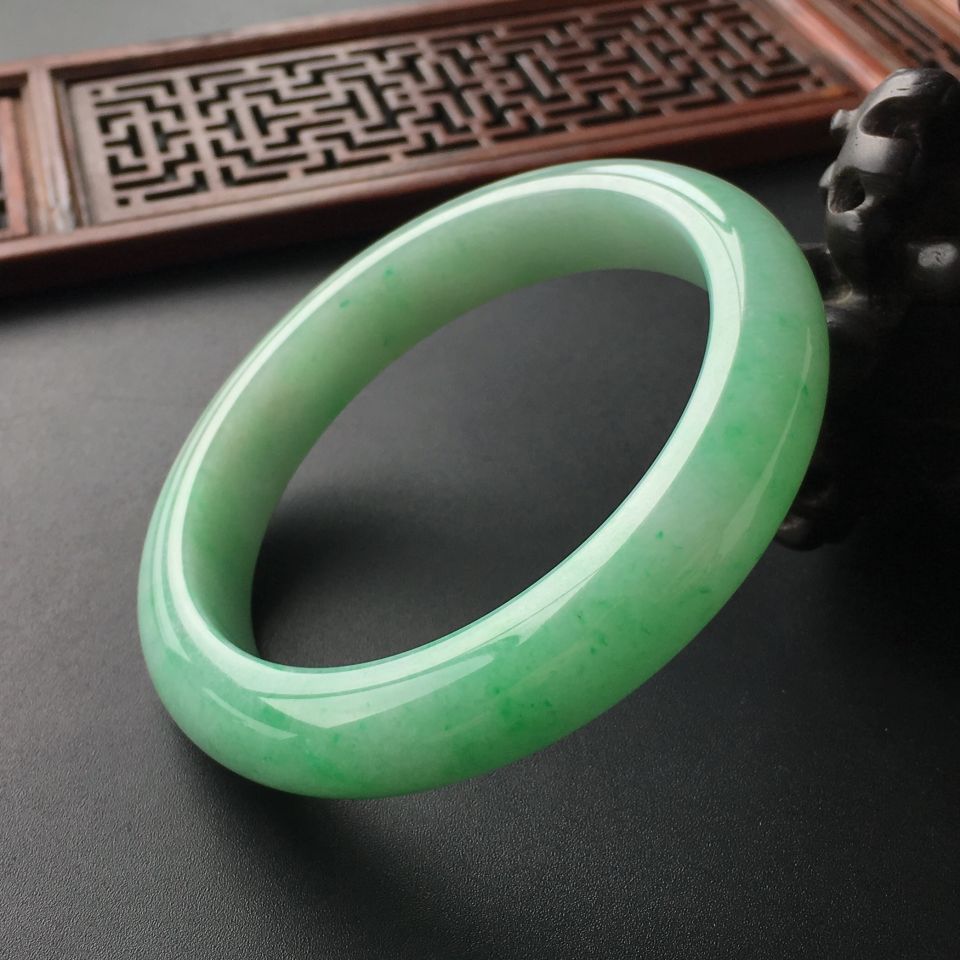 (超值推荐)糯冰种飘翠手镯(56.3mm)