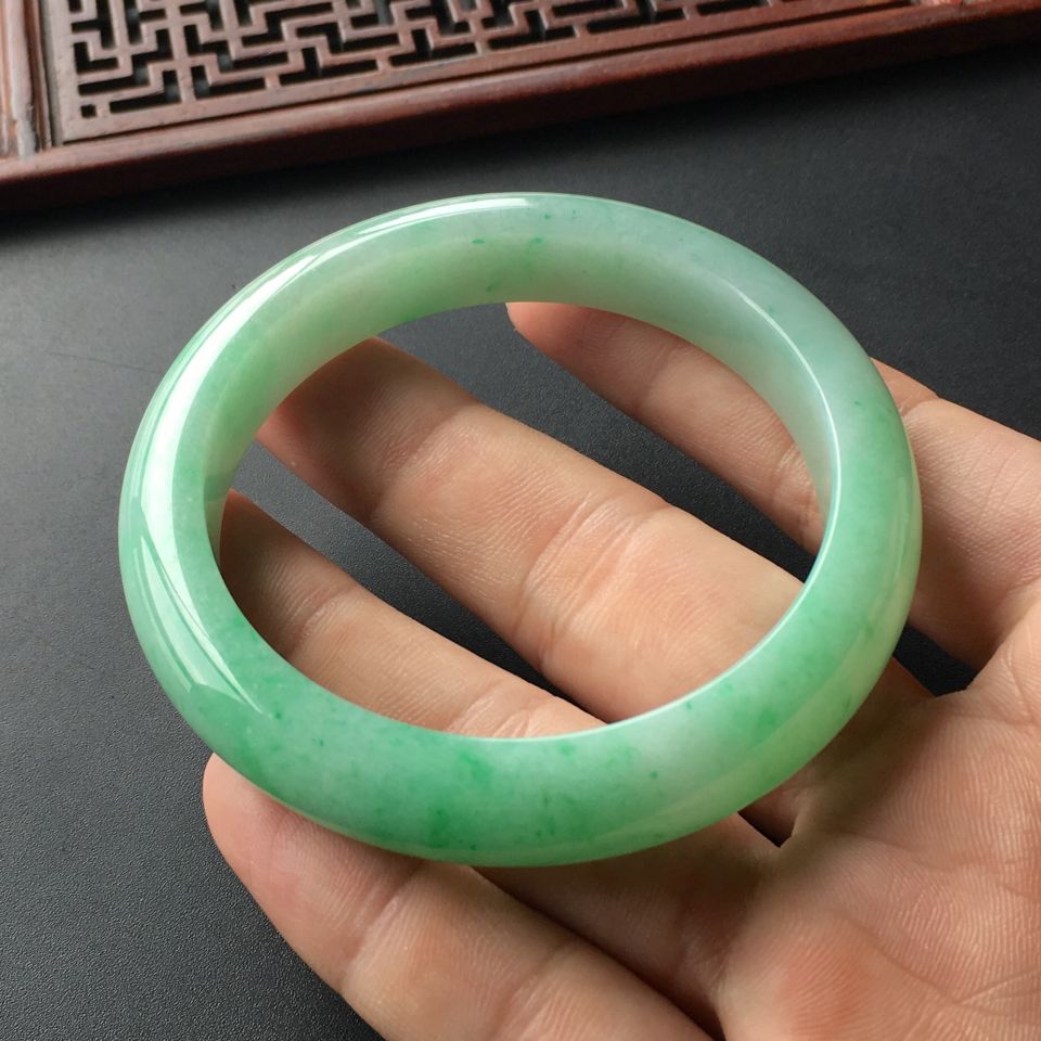(超值推荐)糯冰种飘翠手镯(56.3mm)