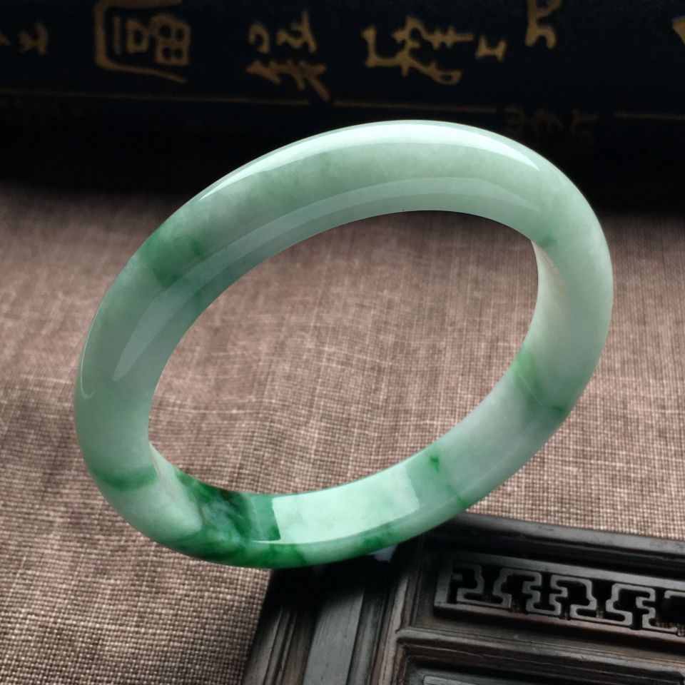 （超值推荐）糯冰种飘绿花手镯（53.7mm）