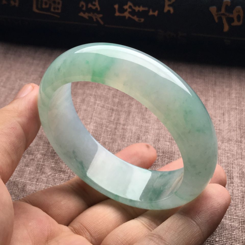 （超值推荐）糯冰种略飘花手镯（57.6mm）