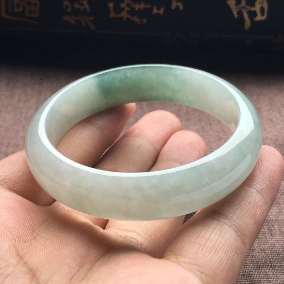 （超值推荐）糯冰种飘花手镯（55.3mm）