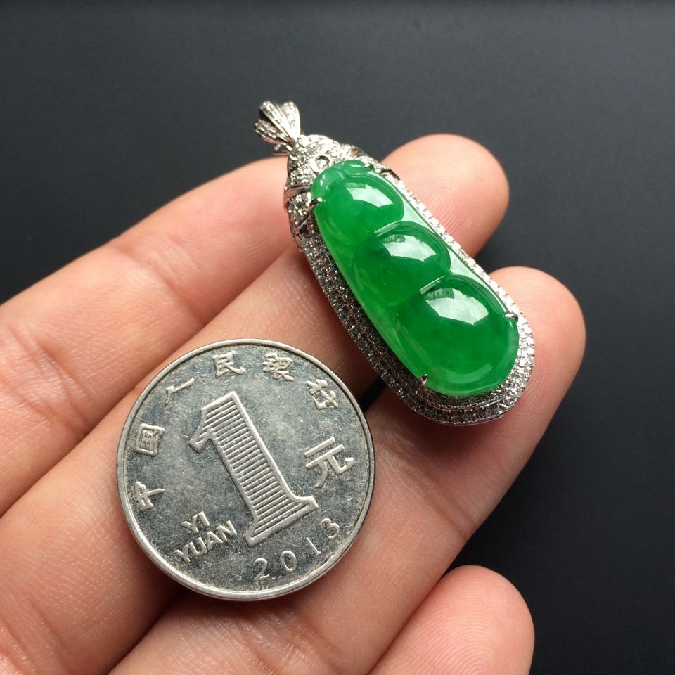（超值推荐）镶白金钻石冰种翠色四季豆胸坠