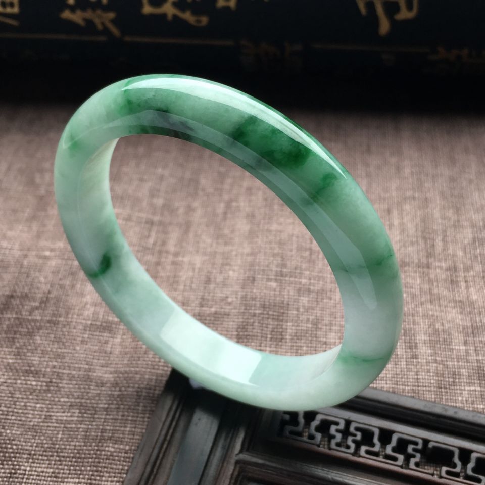 （超值推荐）糯冰种飘绿花手镯（53.7mm）