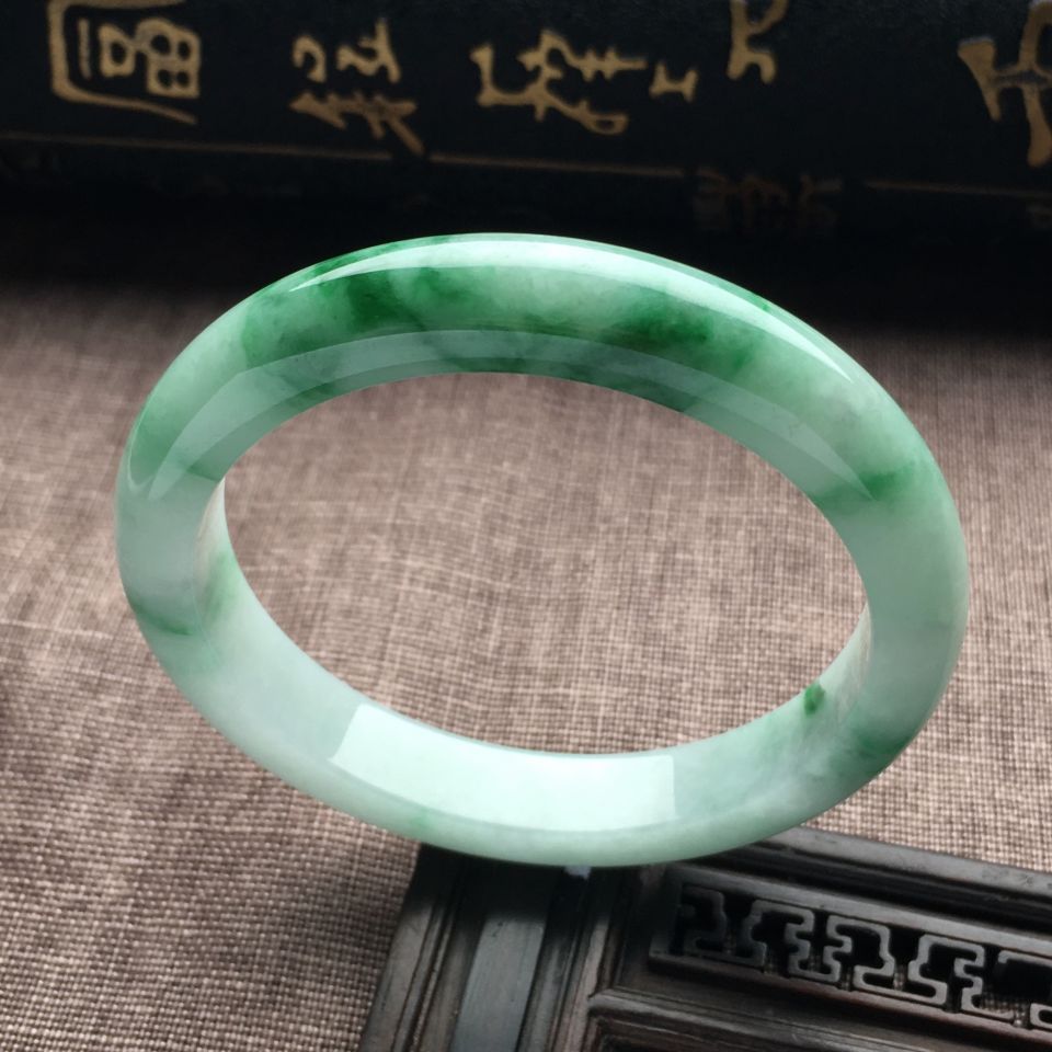 （超值推荐）糯冰种飘绿花手镯（53.7mm）