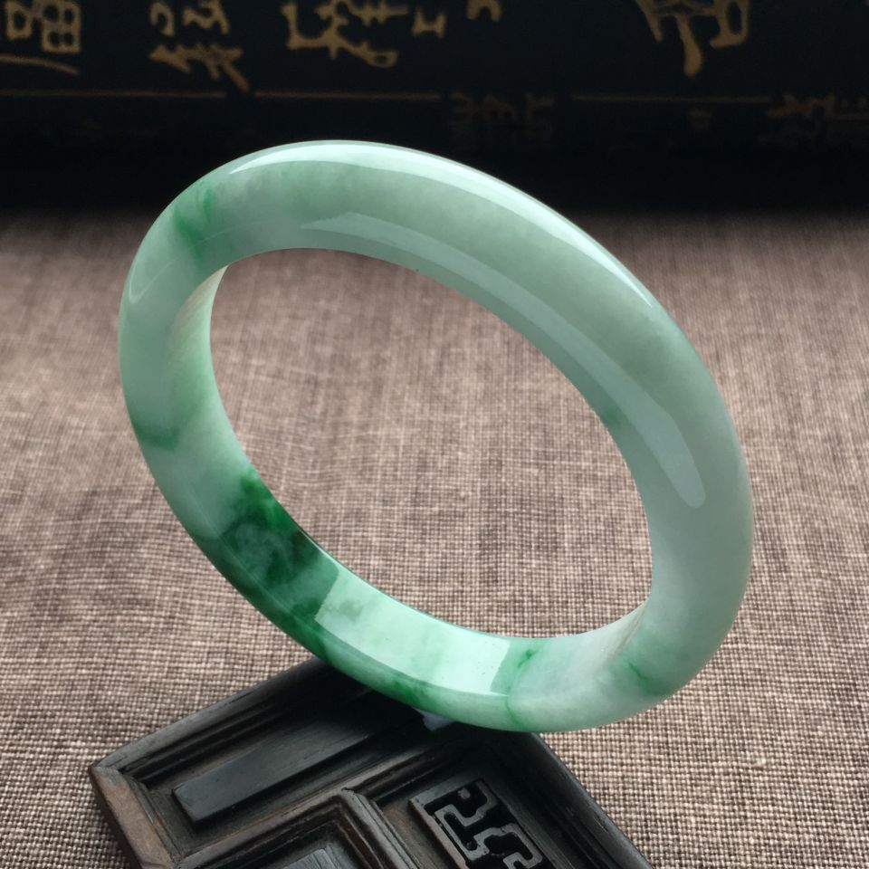 （超值推荐）糯冰种飘绿花手镯（53.7mm）