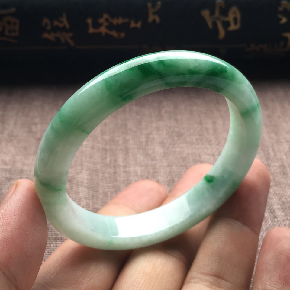 （超值推荐）糯冰种飘绿花手镯（53.7mm）