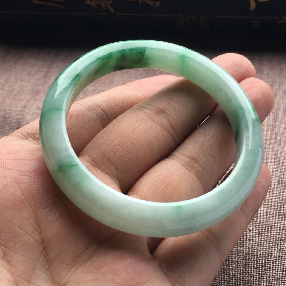 （超值推荐）糯冰种飘绿花手镯（53.7mm）