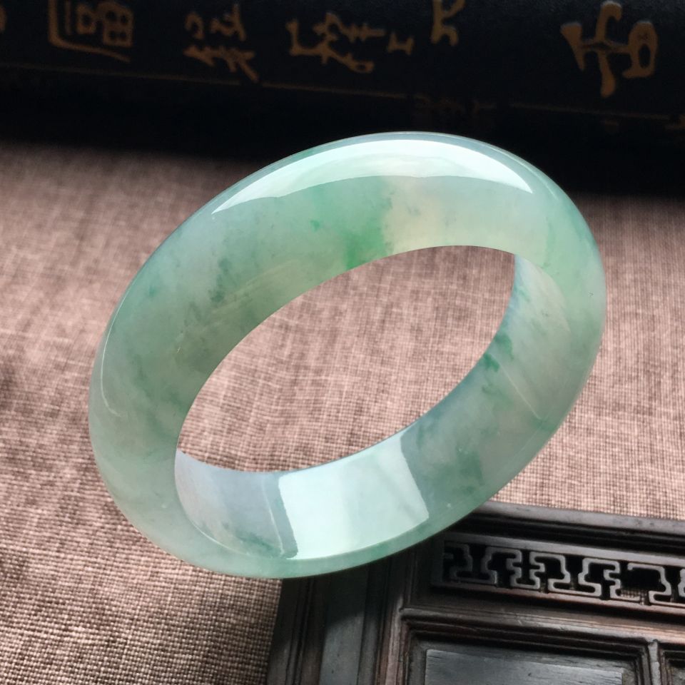 （超值推荐）糯冰种略飘花手镯（57.6mm）