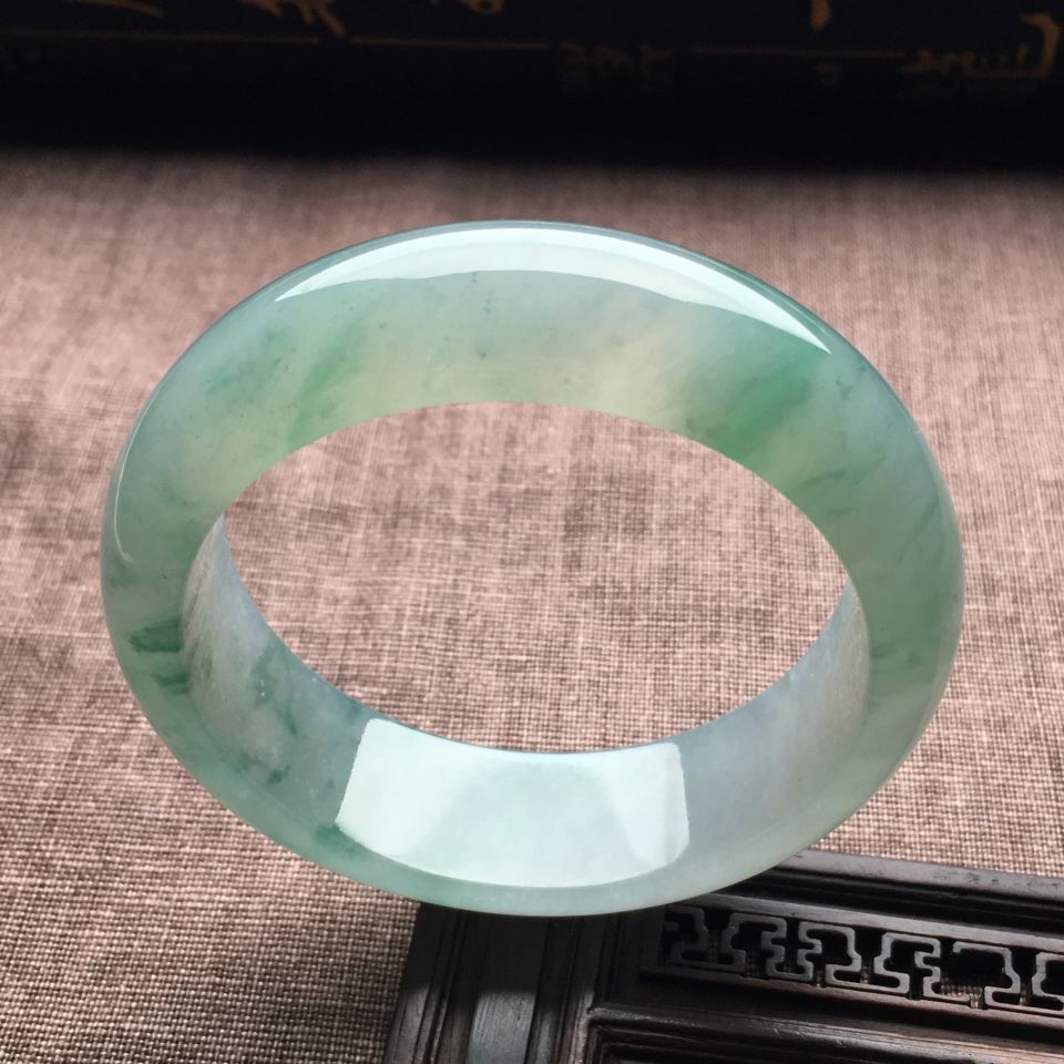 （超值推荐）糯冰种略飘花手镯（57.6mm）
