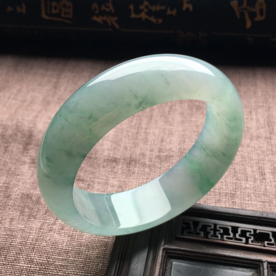 （超值推荐）糯冰种略飘花手镯（57.6mm）