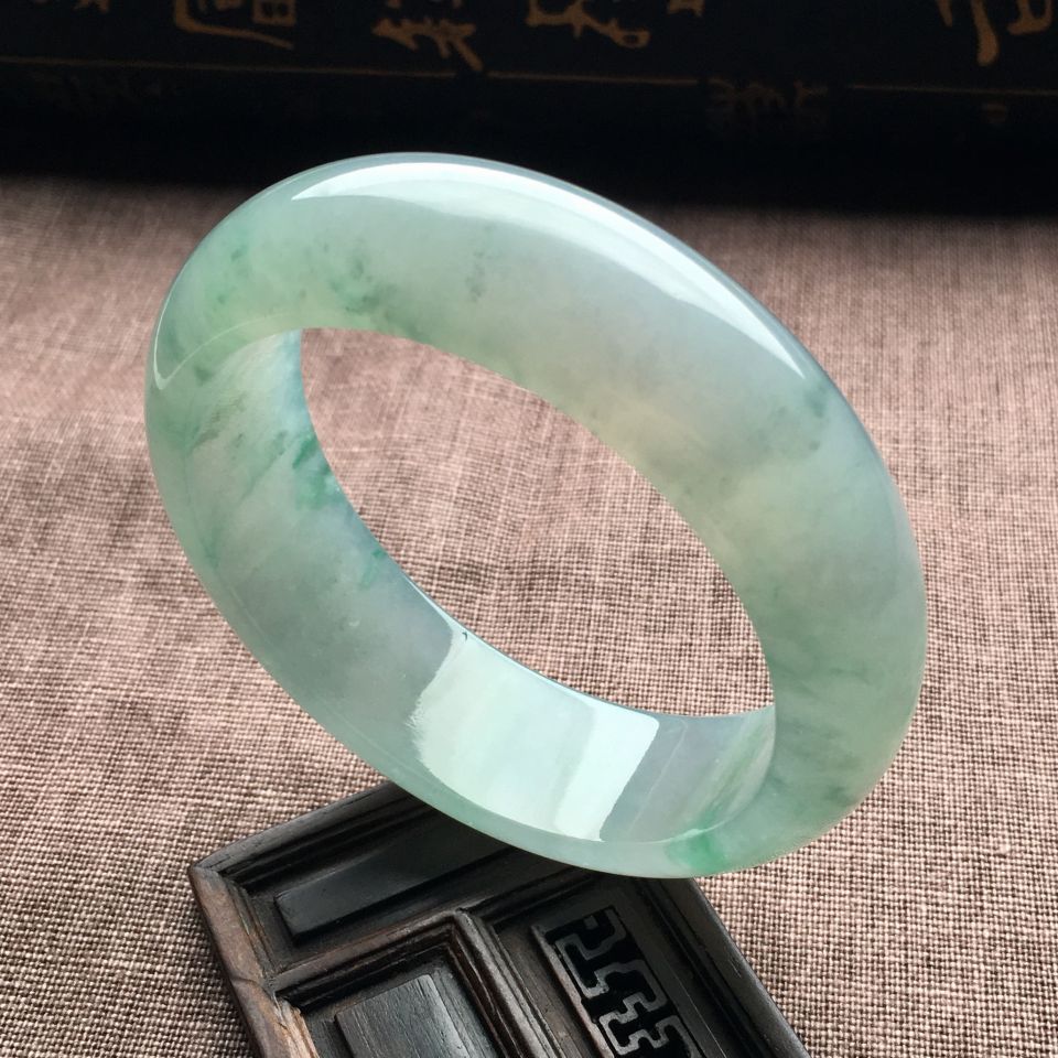 （超值推荐）糯冰种略飘花手镯（57.6mm）