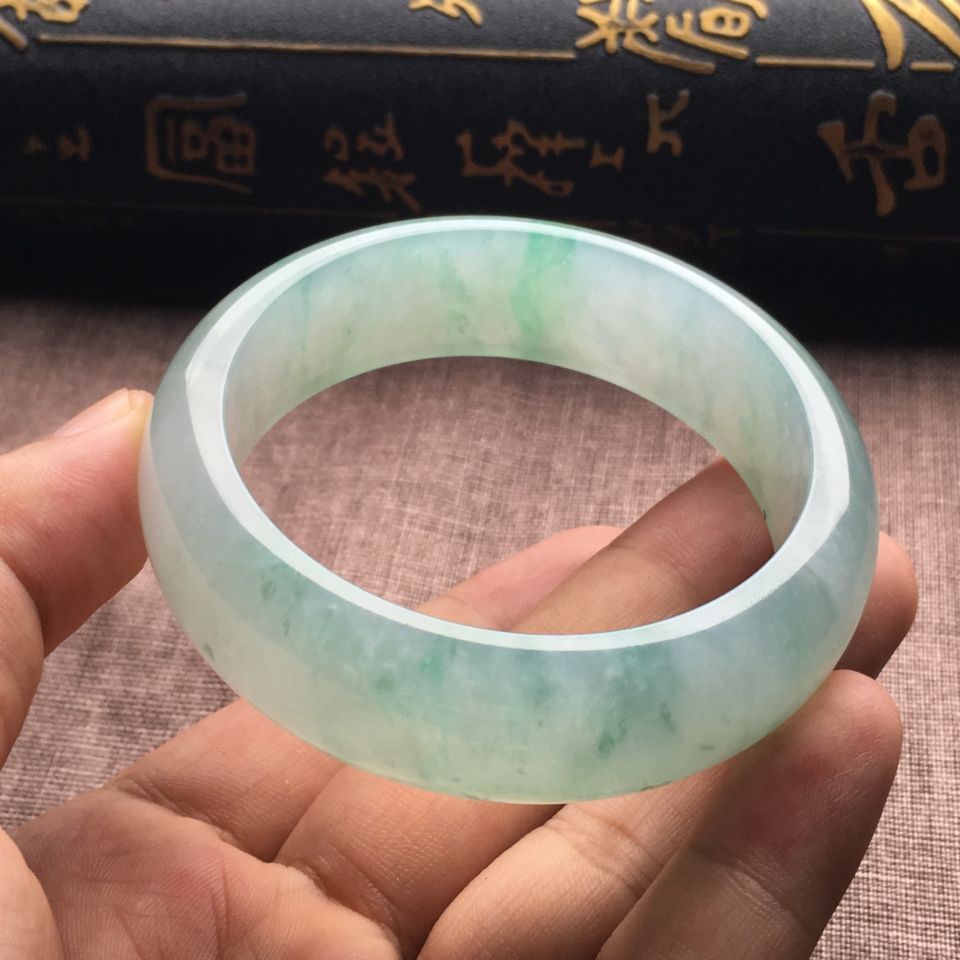 （超值推荐）糯冰种略飘花手镯（57.6mm）