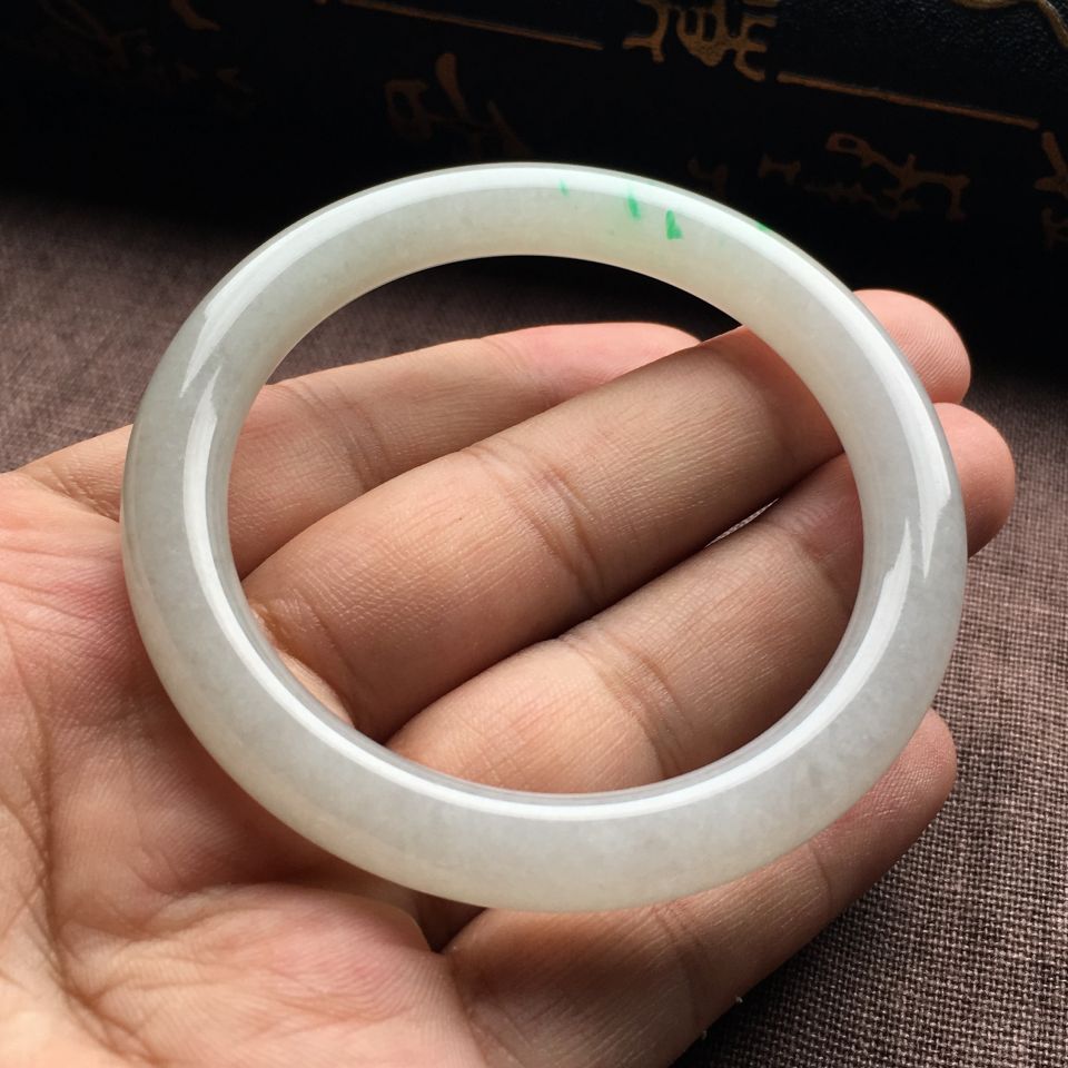 （超值推荐）糯冰种略飘翠圆条手镯（54mm）