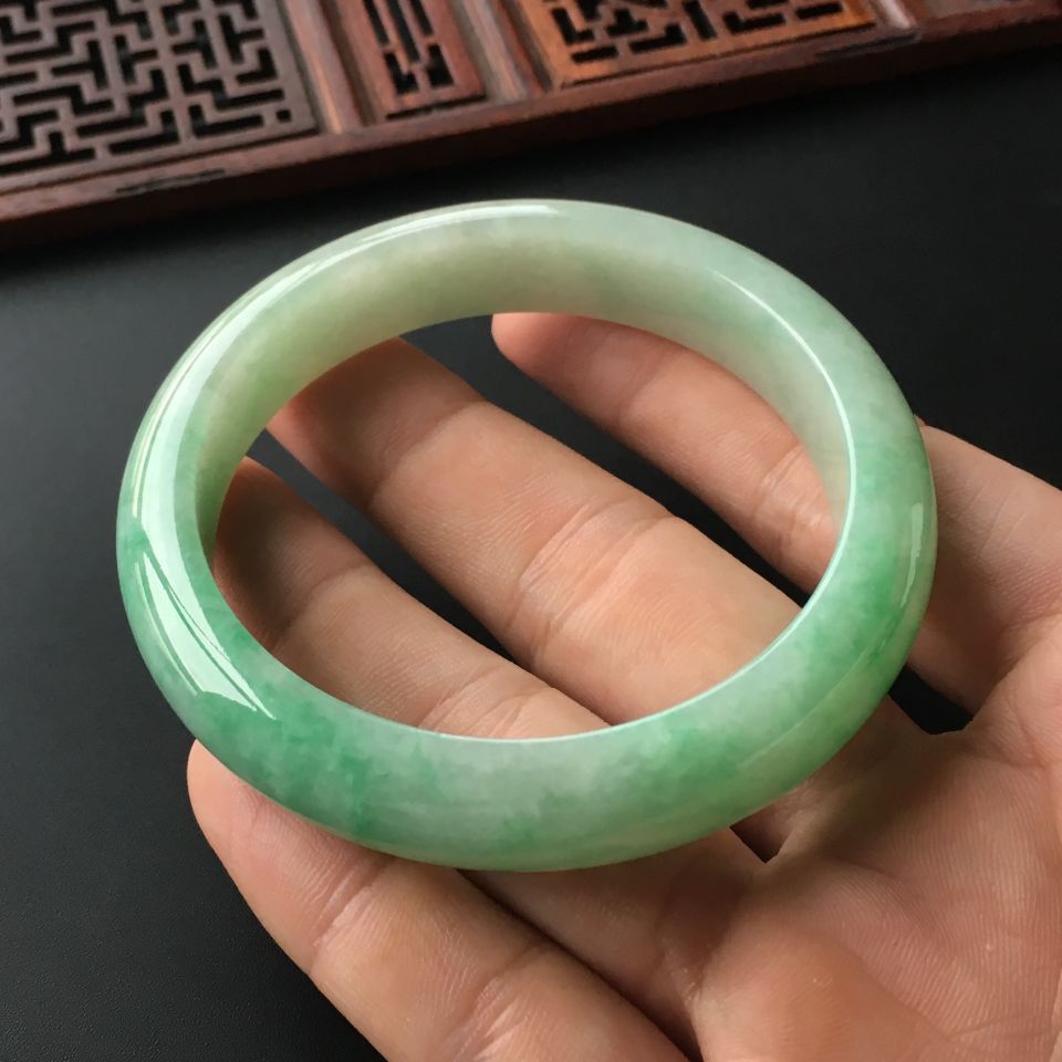 (超值推荐)糯冰种飘翠手镯(57mm)