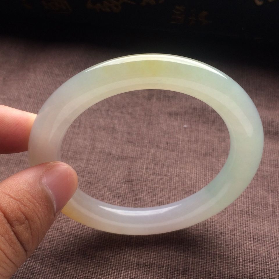 （超值推荐）糯冰种晴水略带黄翡圆条手镯（55mm）