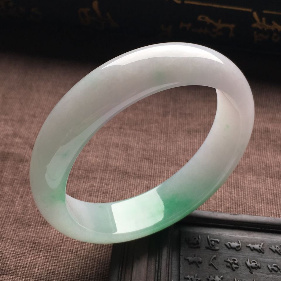 （超值推荐）糯冰种飘绿花手镯（56.3mm）