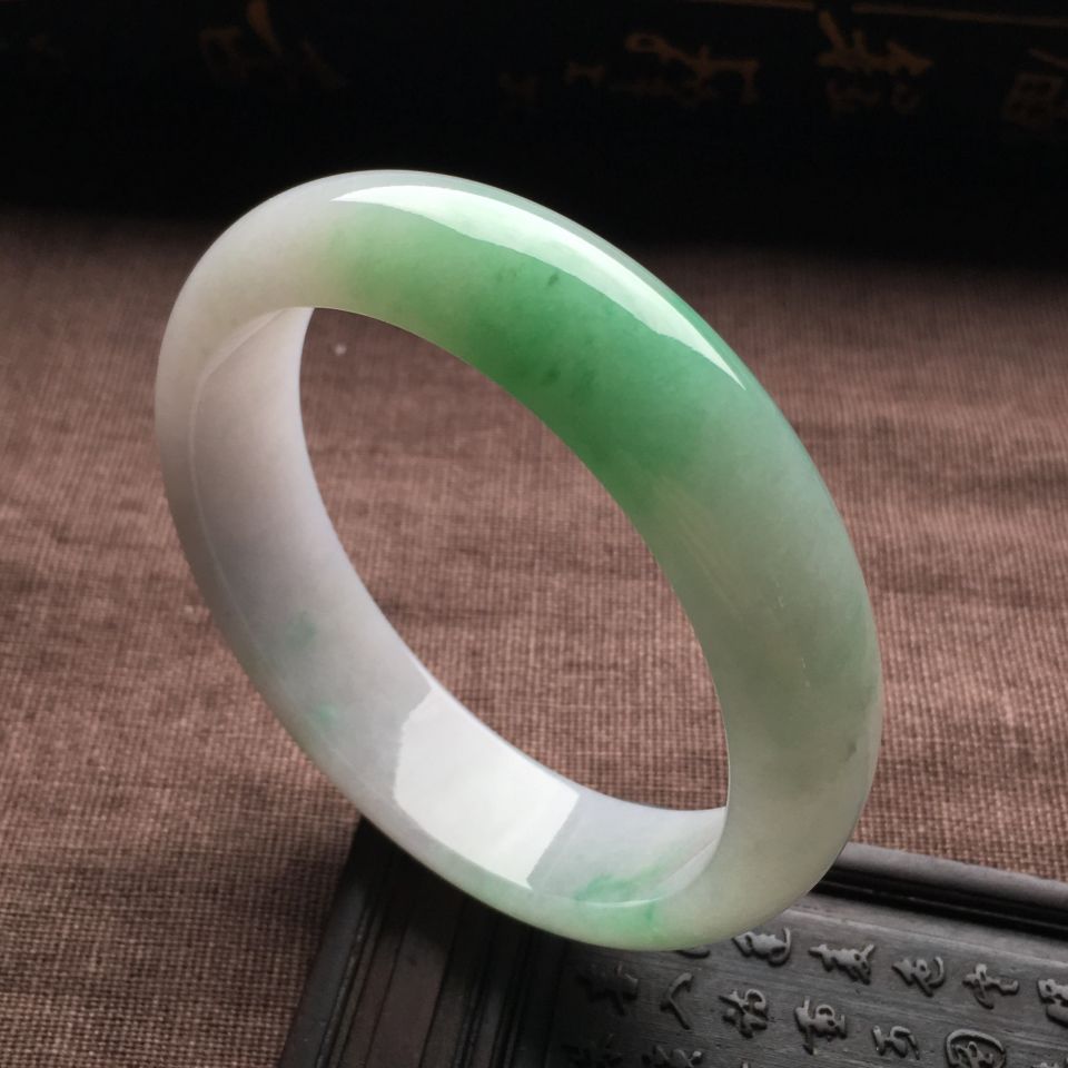 （超值推荐）糯冰种飘绿花手镯（56.3mm）