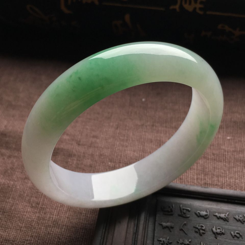 （超值推荐）糯冰种飘绿花手镯（56.3mm）