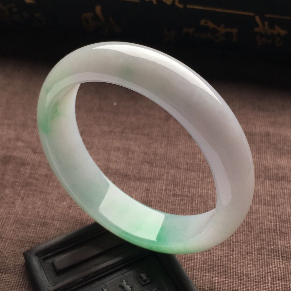 （超值推荐）糯冰种飘绿花手镯（56.3mm）
