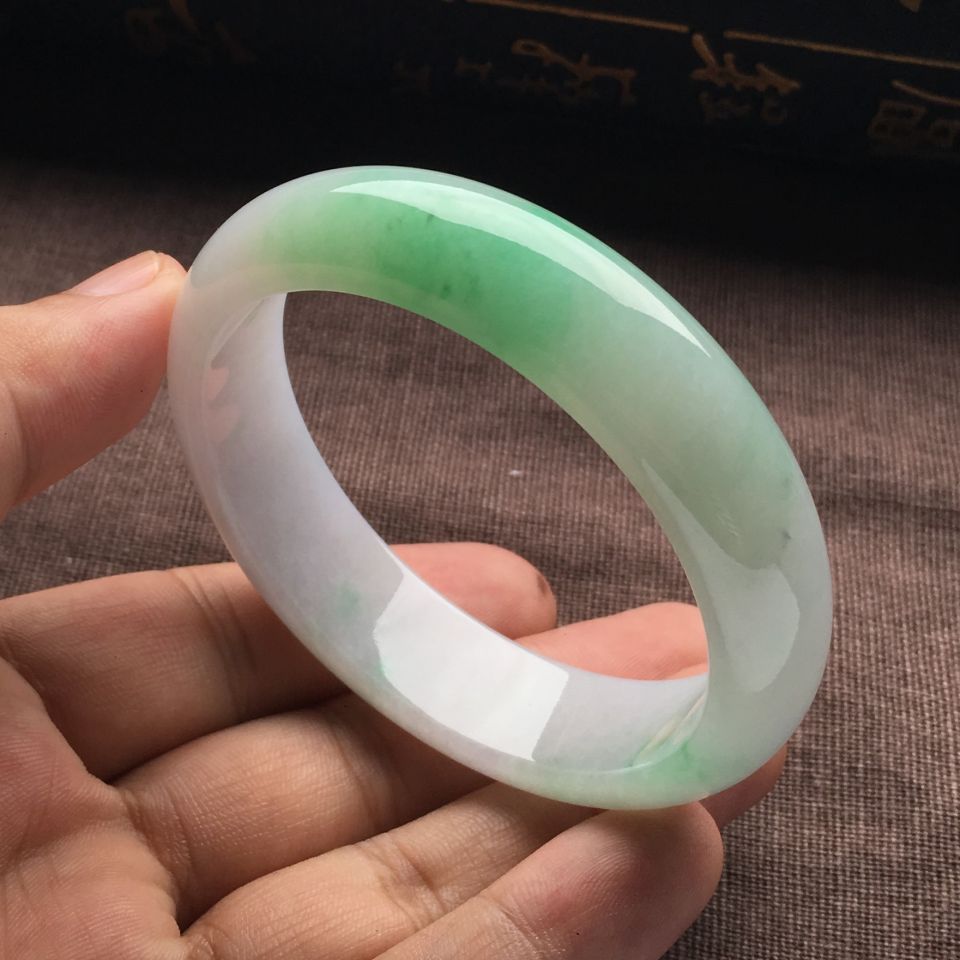 （超值推荐）糯冰种飘绿花手镯（56.3mm）